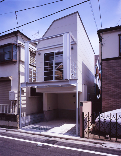 コンパクトに佇む外観