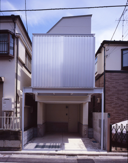 開閉するアルミのカーテン