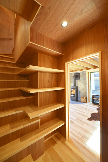 棚を兼ねた階段