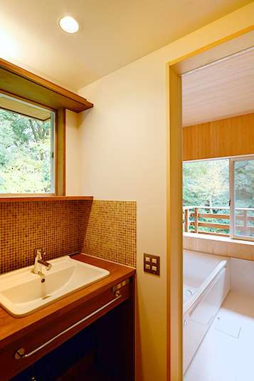 緑を眺める浴室