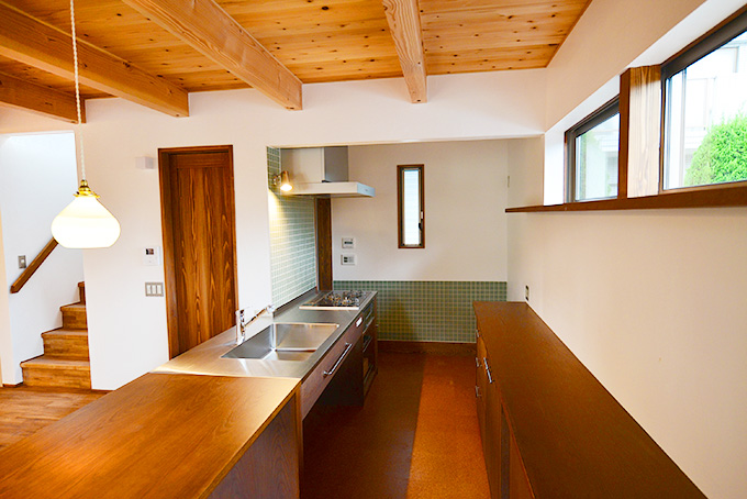 キッチンとつなげたダイニングテーブル