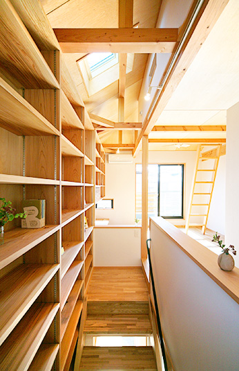 書棚と階段