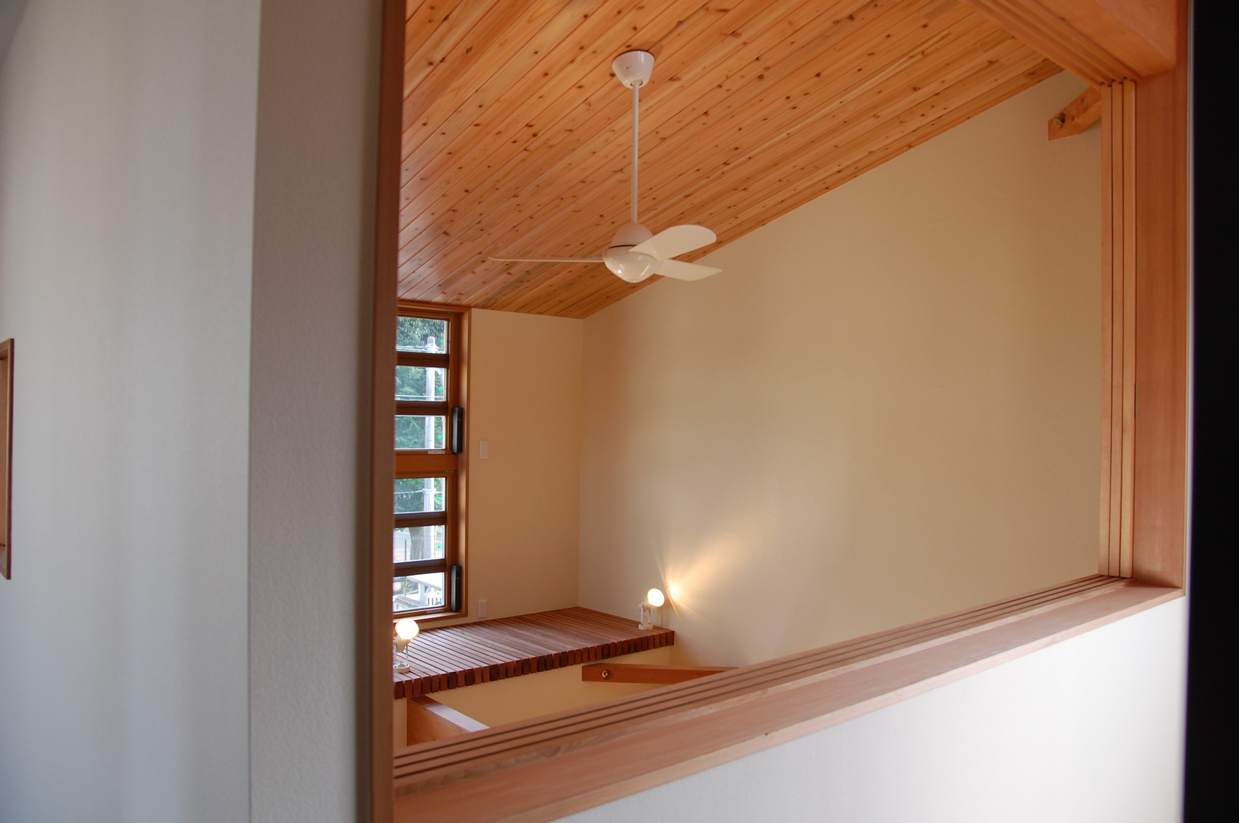 2階寝室からリビングの吹抜けを見る