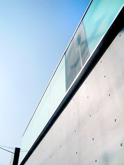 コンクリートとガラスのダブルスキン