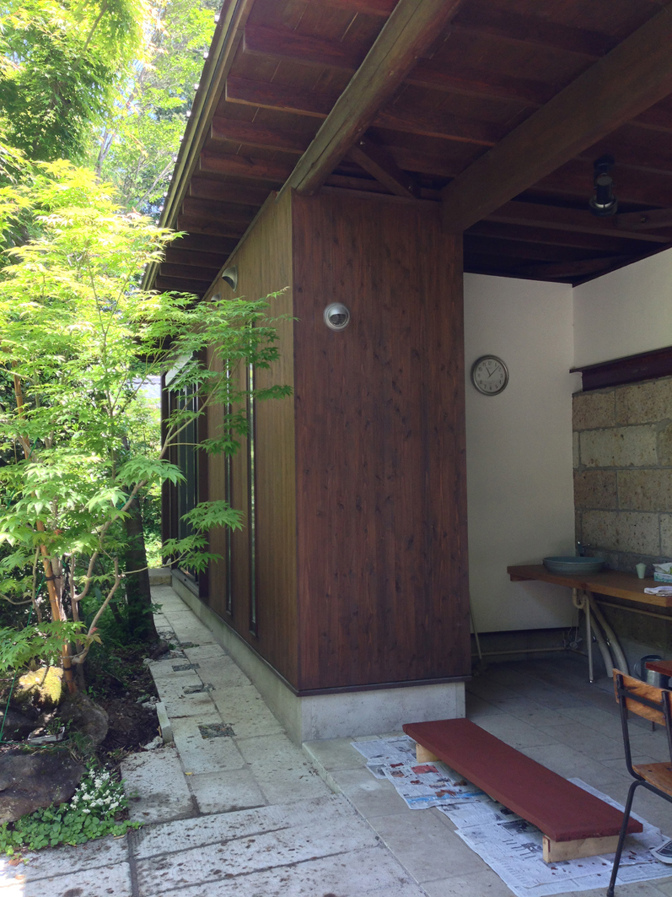 杉板と漆喰と大谷石積み