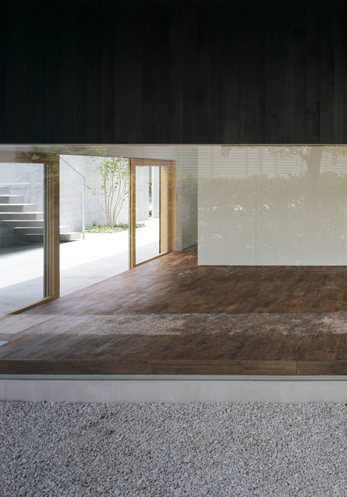 緑山の家　寝室からテラス