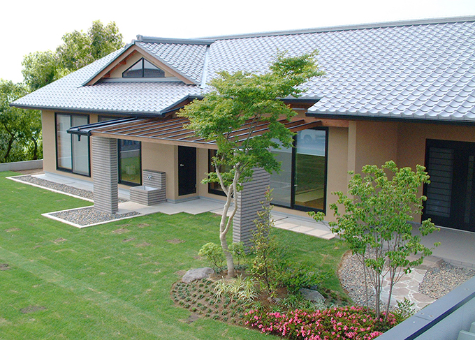 芝生の庭と居間を橋渡すパーゴラ（1）