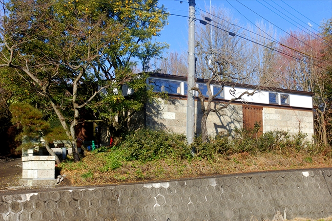 大谷石と漆喰の外観