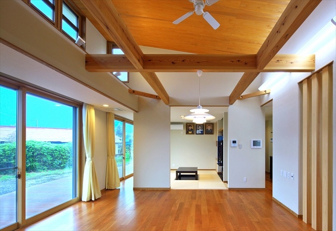 リビングから茶の間を見る