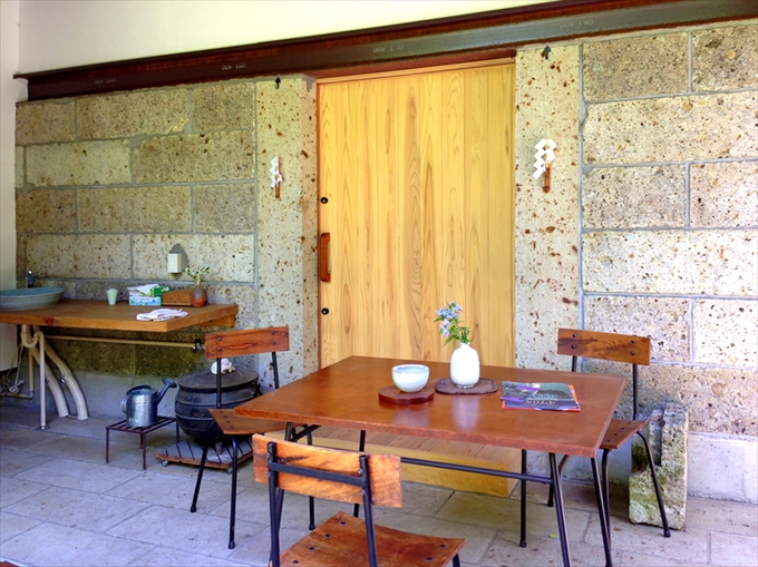 大谷石積みの外壁とテラス