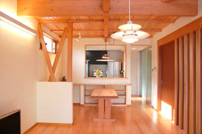 ダイニングとキッチンを見る