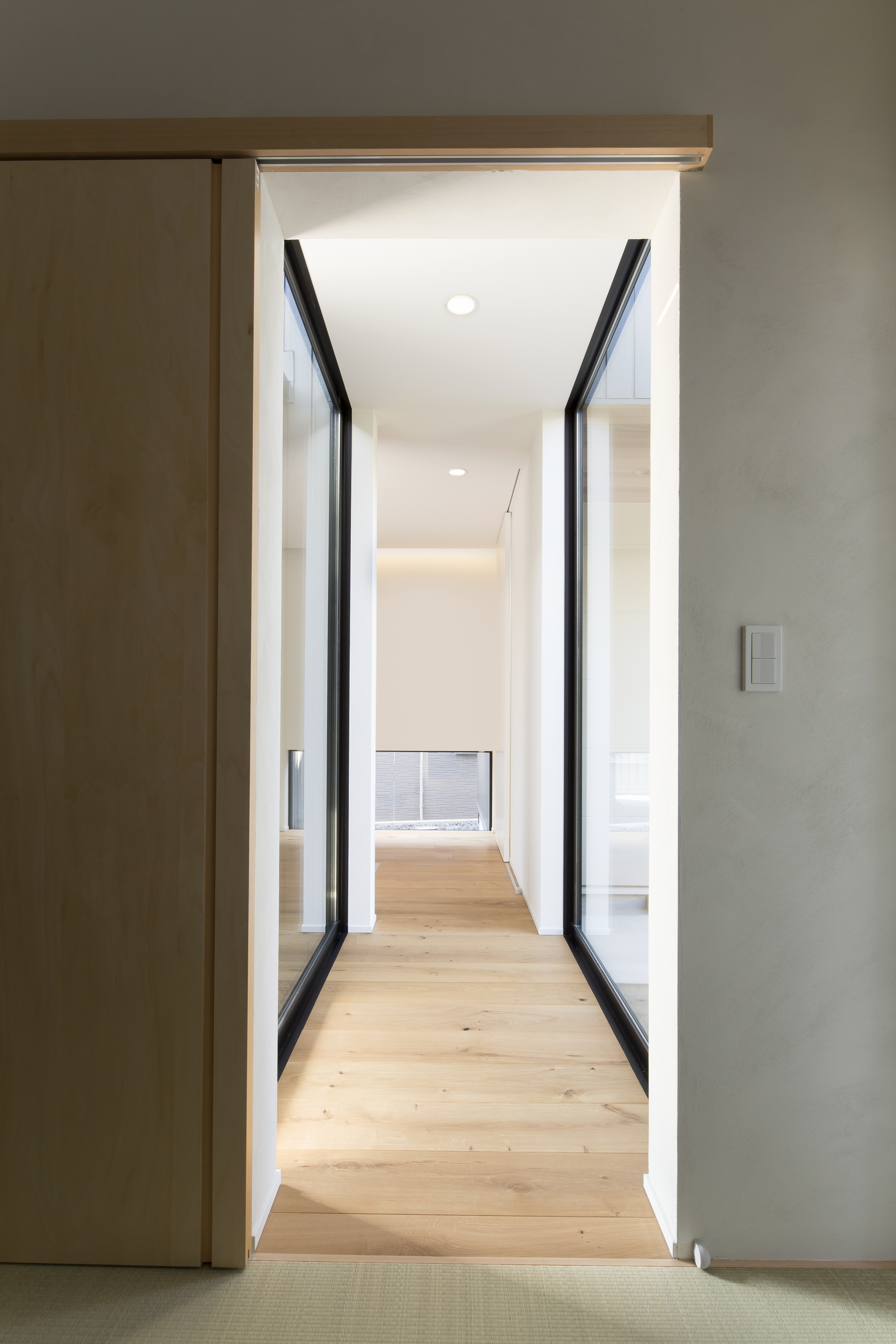 両サイドが全面窓の光あふれる廊下