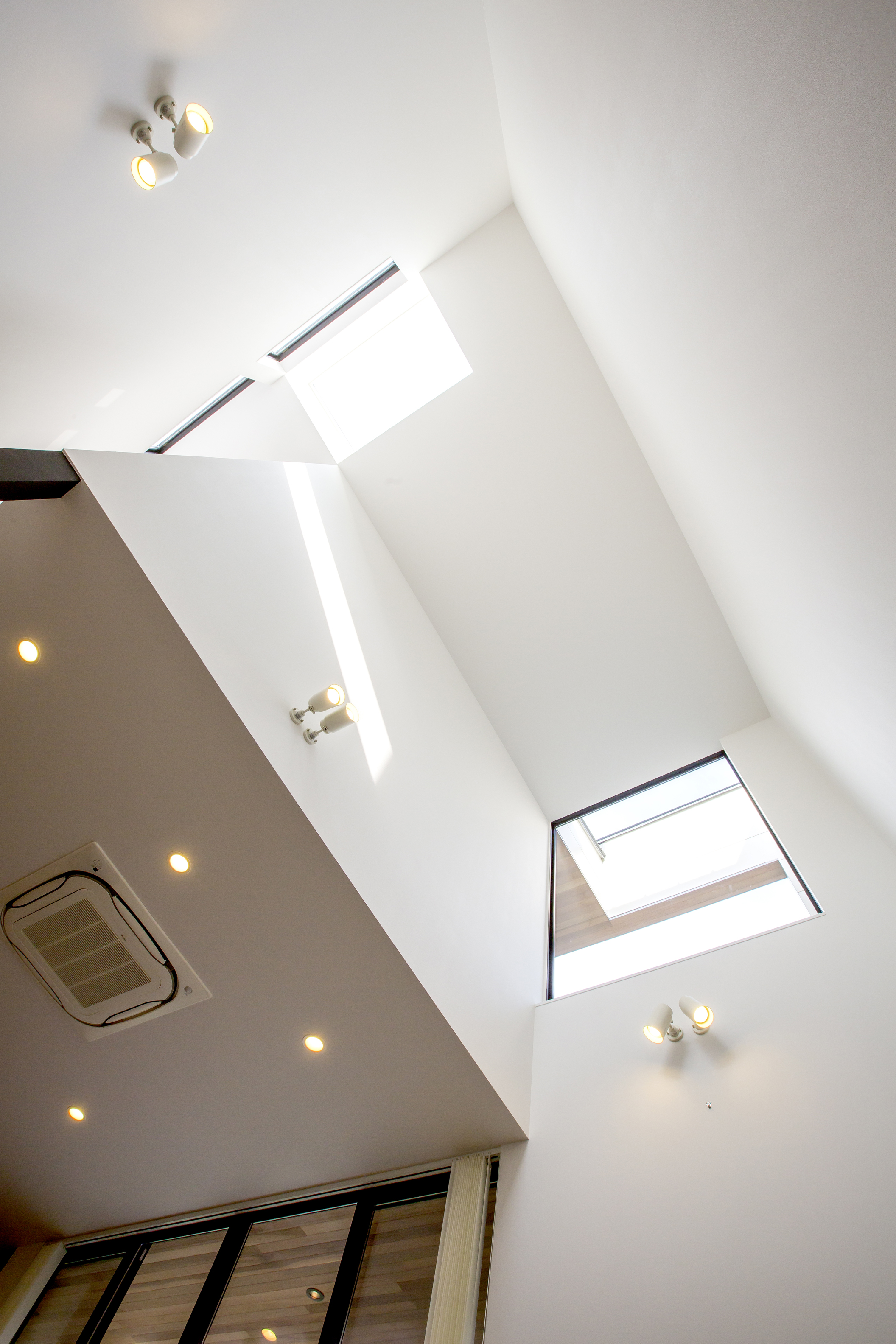 FIX窓から入る採光は、吹き抜けをより活かす手段