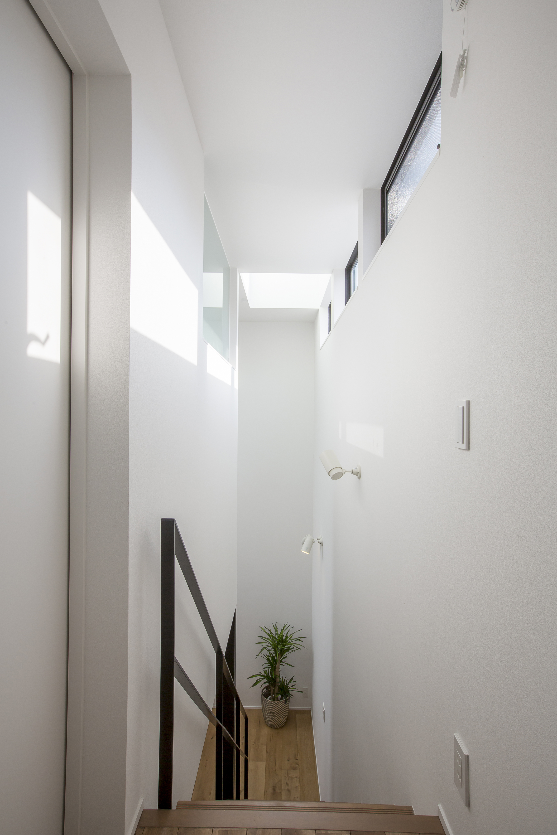 ハイサイドライトで圧迫感を感じさせない高さのある階段スペース