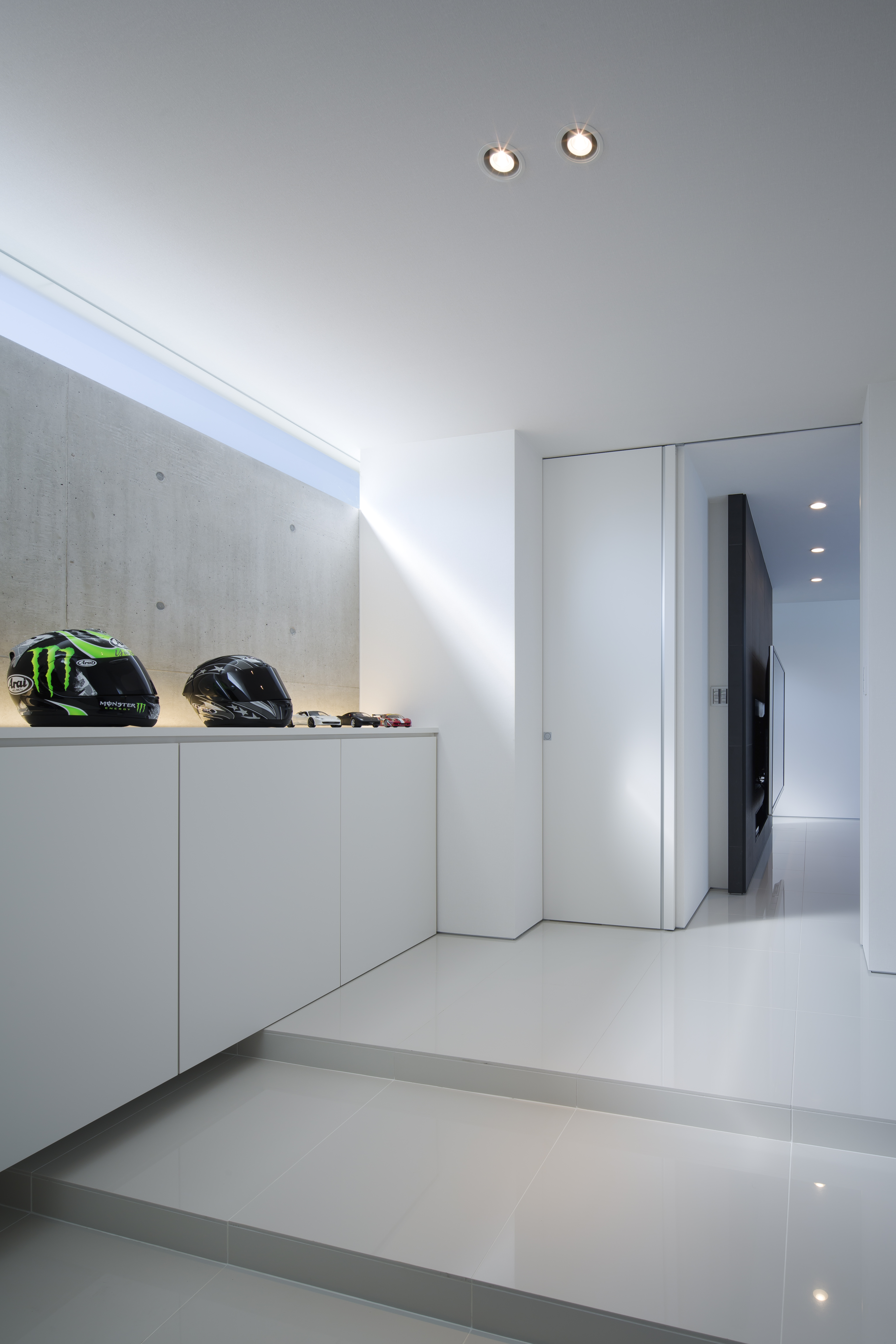 真っ白な床壁天井が、清潔感あるすっきりとした玄関スペース