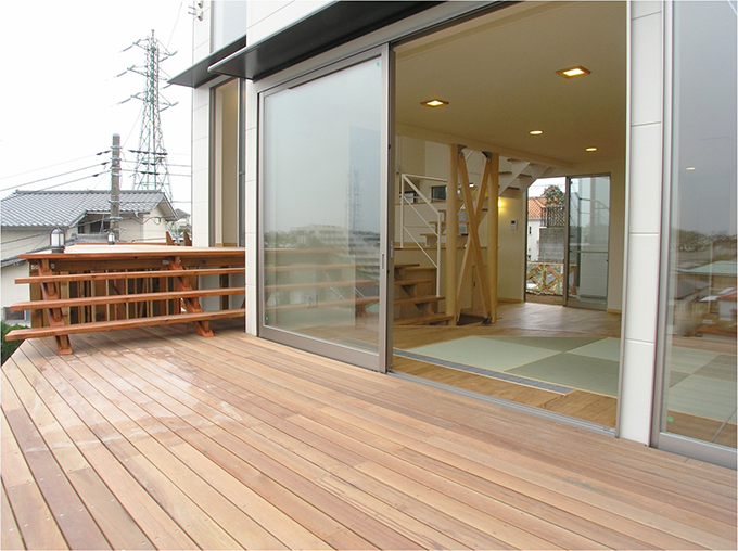 部屋を広くみせるテラスへの繋がり