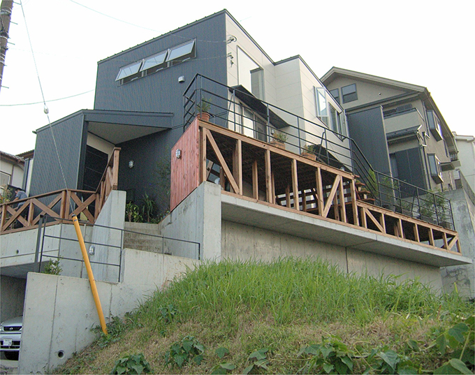 テラスが家を囲う外観