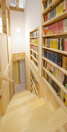 読書好きにはたまらない！階段本棚のある家