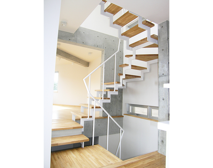 家の中心に配置された動きのある階段