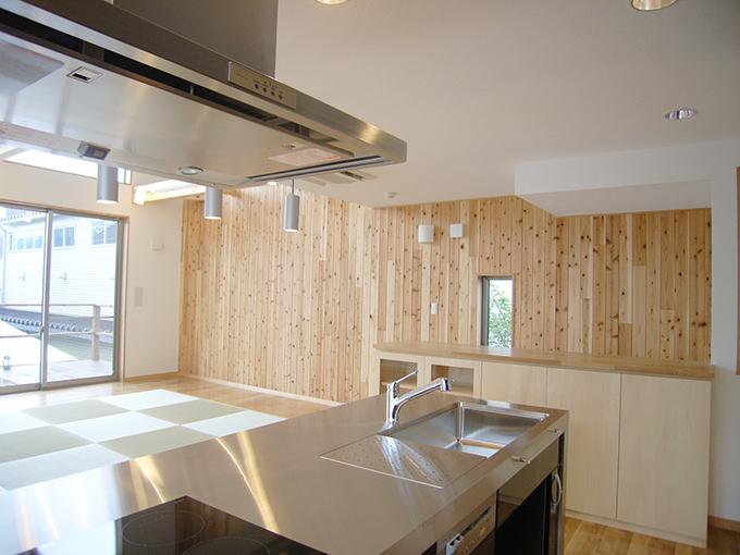 杉パネルの優しい印象のリビング