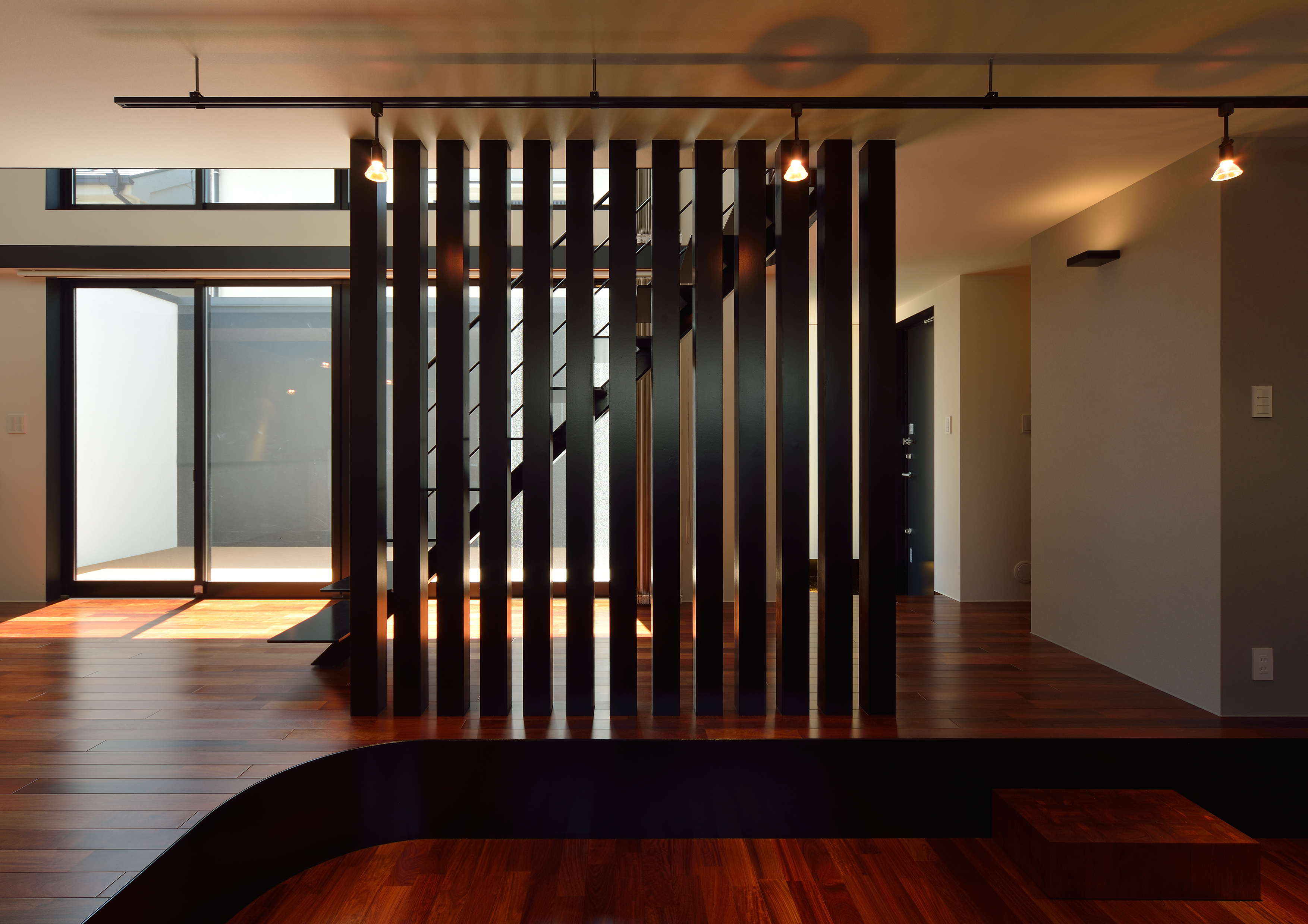 柱を等間隔に配置し、壁としての機能を圧迫感なく見せる