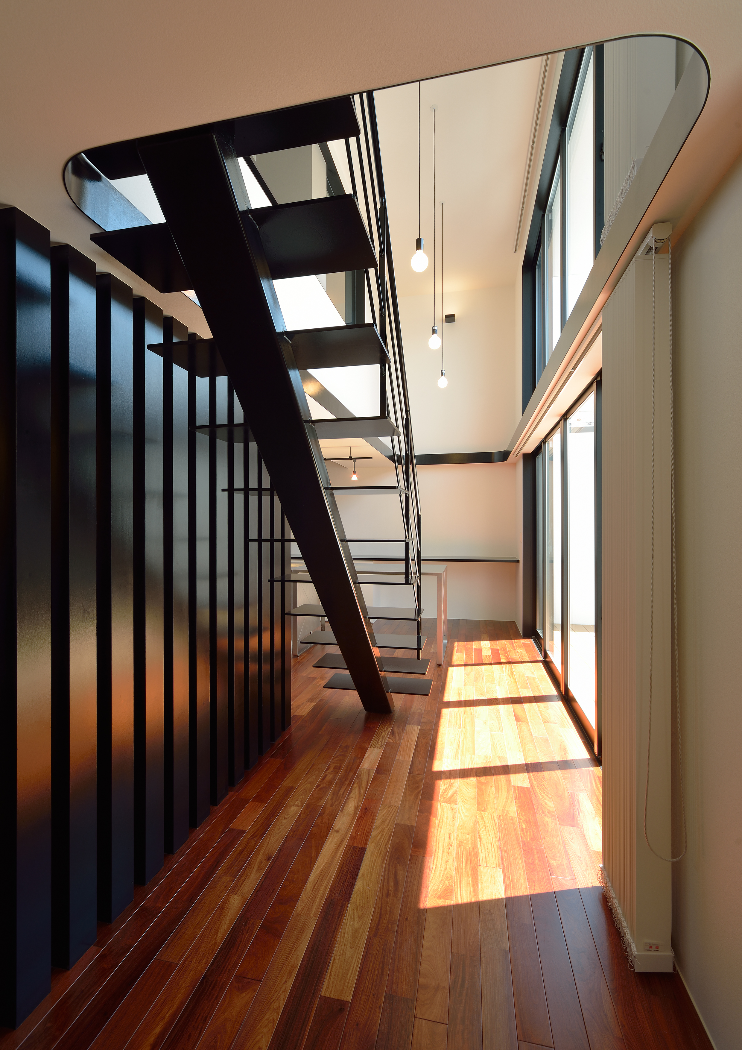 オブジェのような装いの階段後ろ面