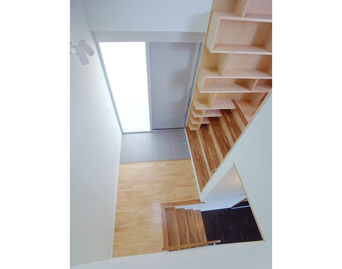 不規則な壁面収納が並ぶ玄関ホール