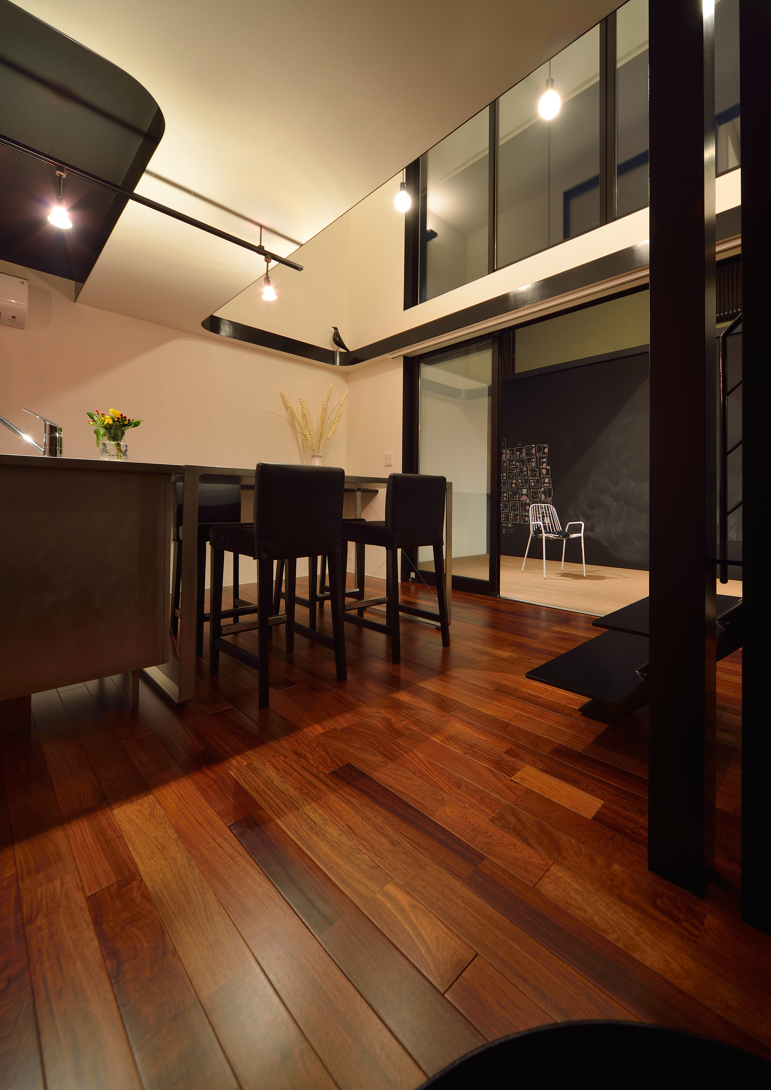 シックな配色の室内をよりムーディにする間接照明