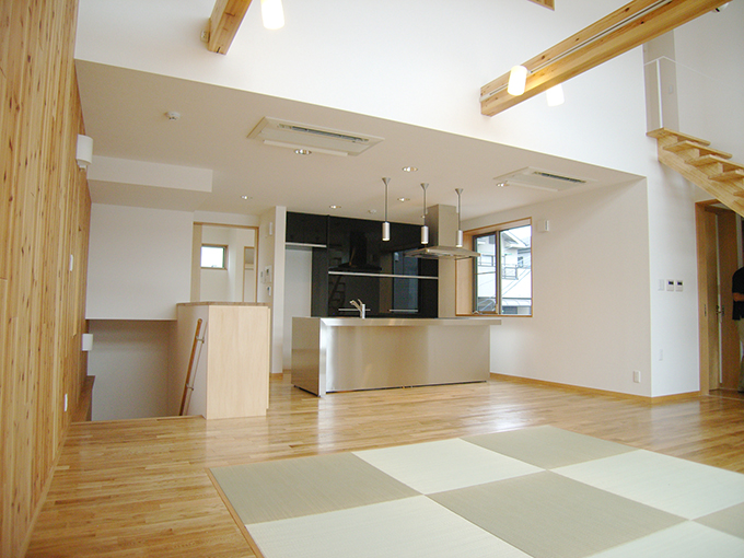 リビングの畳スペースからキッチンを見る