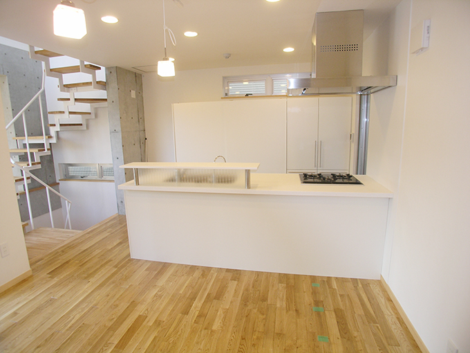白を基調としたオープンキッチン