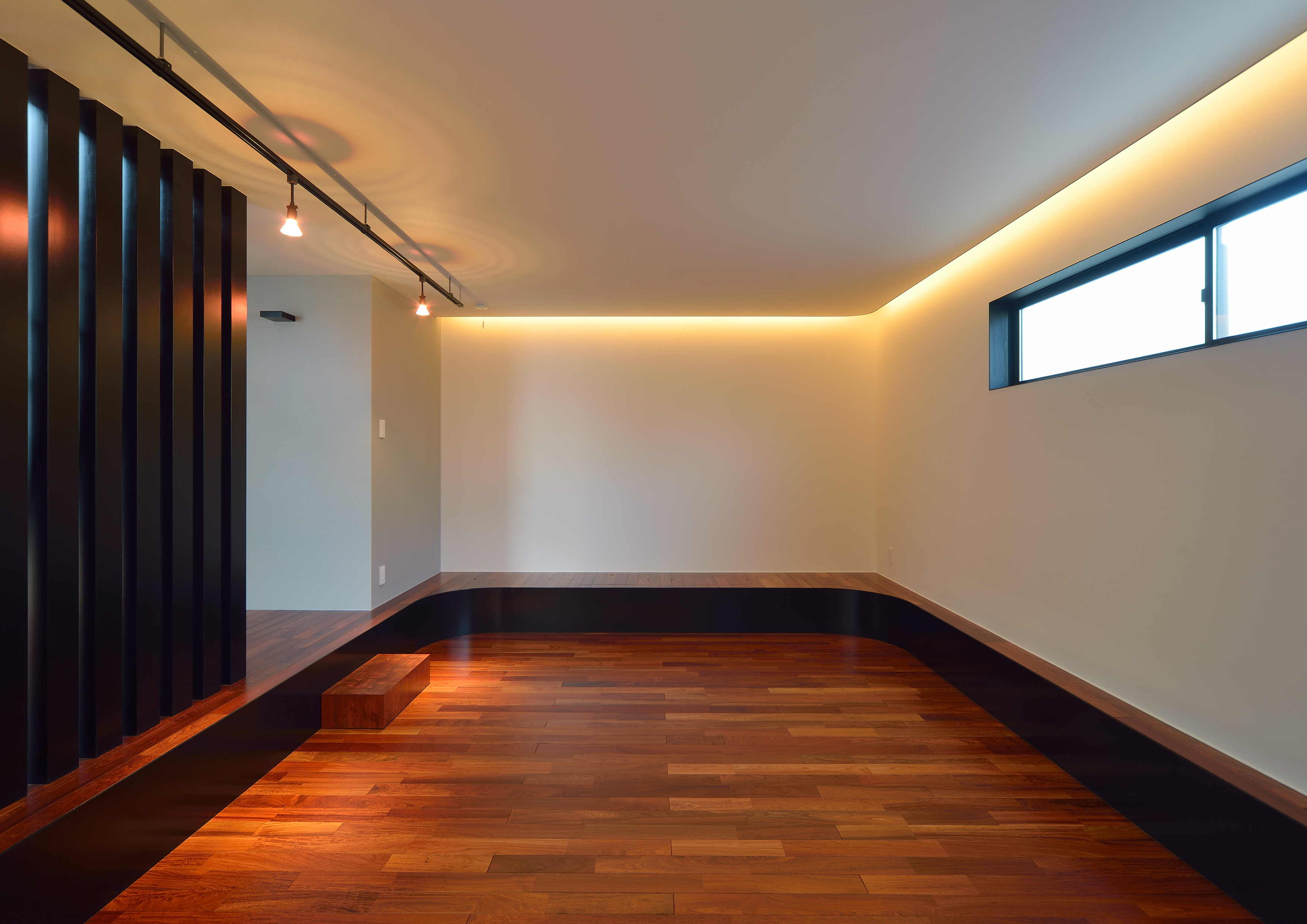 床の掘り下げることで、動きのあるマルチルームに