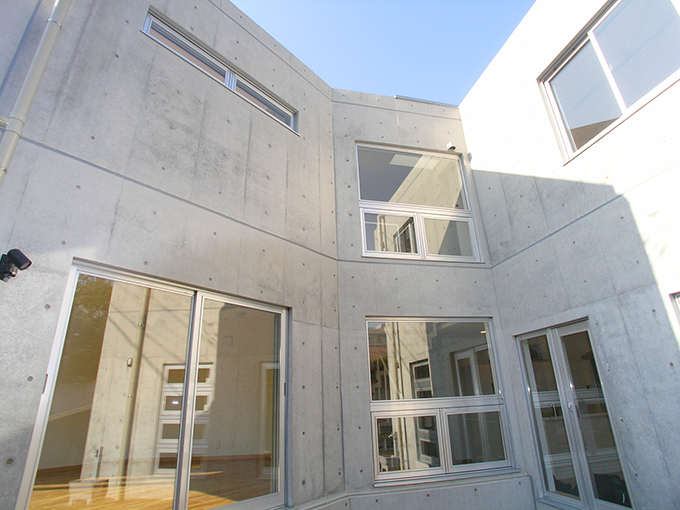 庭を囲むコンクリート外壁