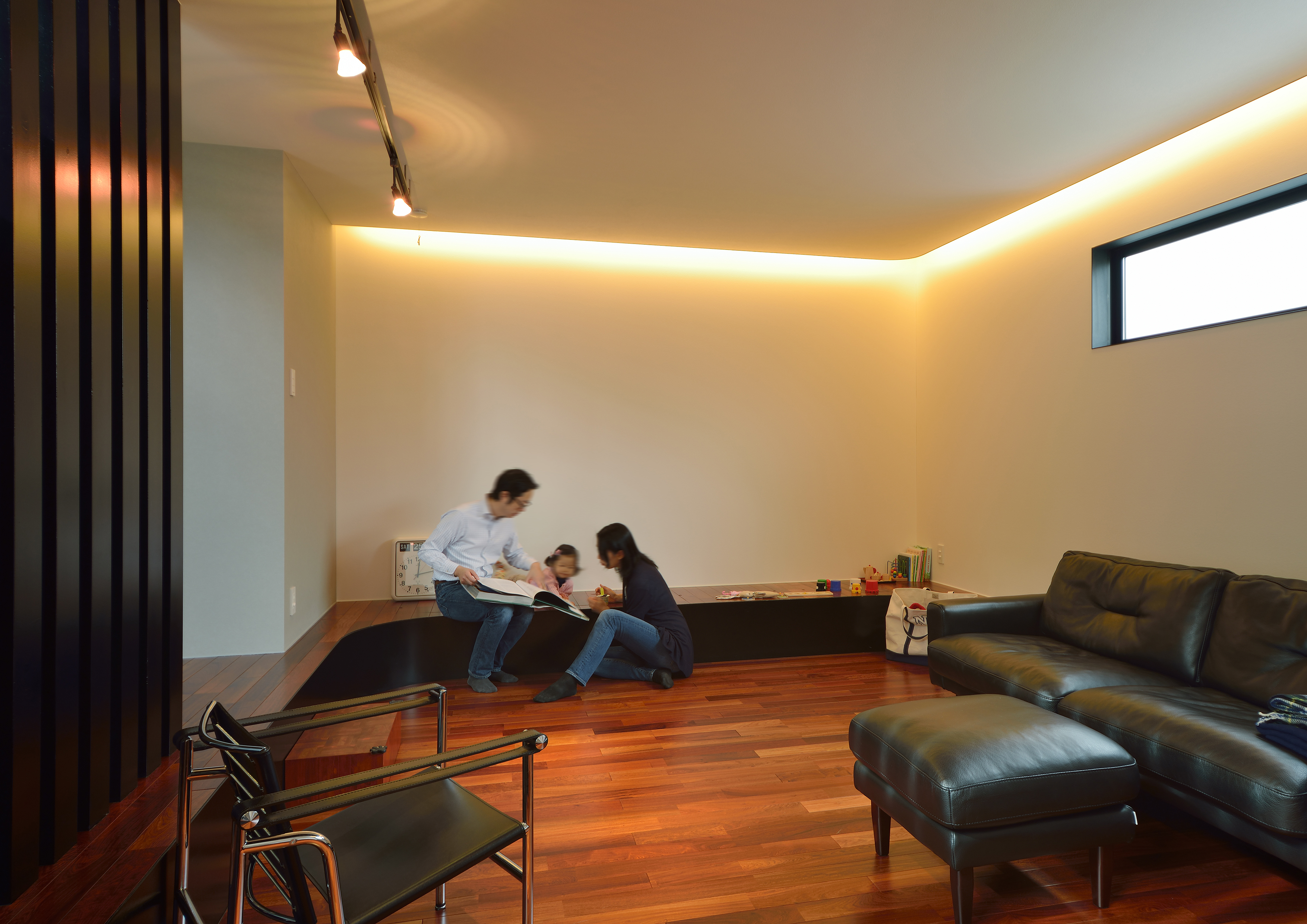 ベンチとしても、テーブルとしても使える段差のあるマルチな床