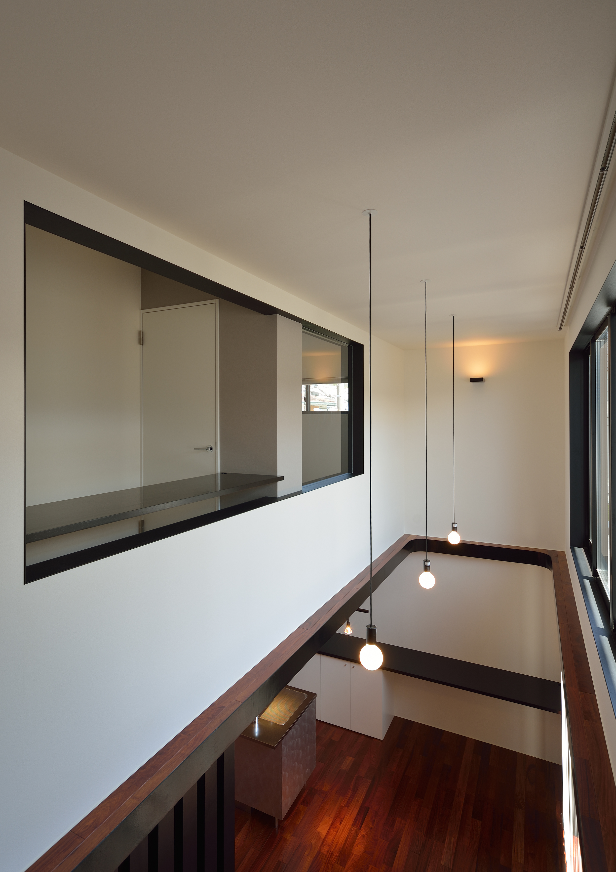 サイズとコードの長さが建物の比率にあっているバランスのよい照明