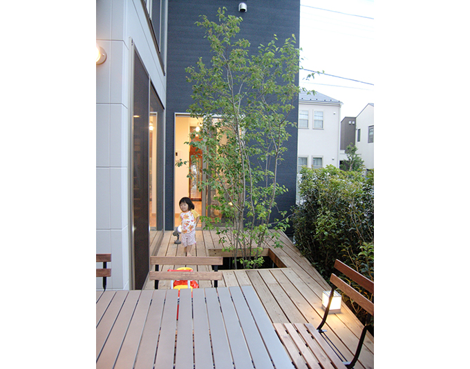 ウッドデッキのシンボルツリー