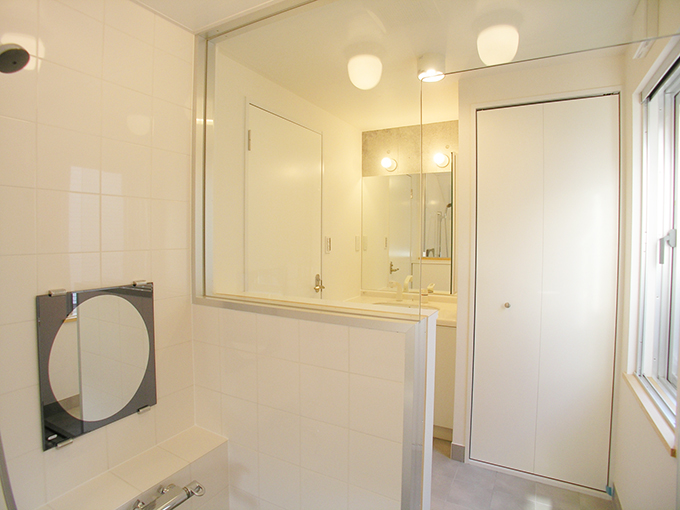 ガラス窓の開放的な浴室