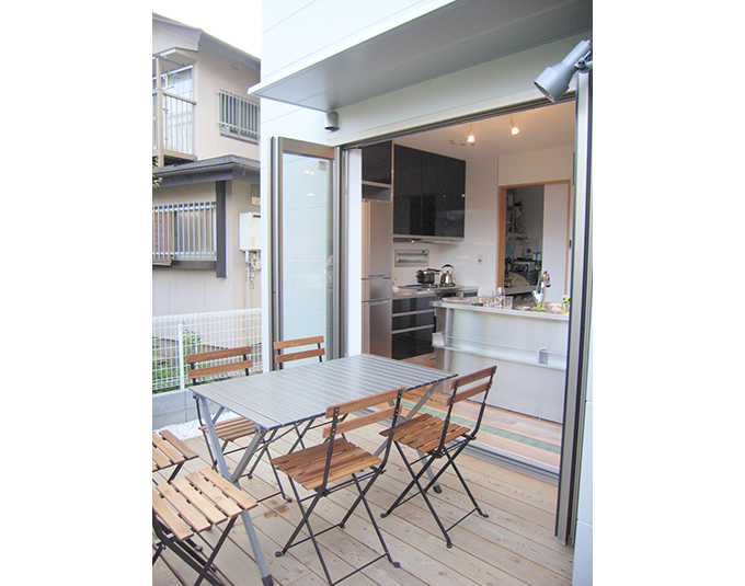 デッキで食事も楽しめるテラス