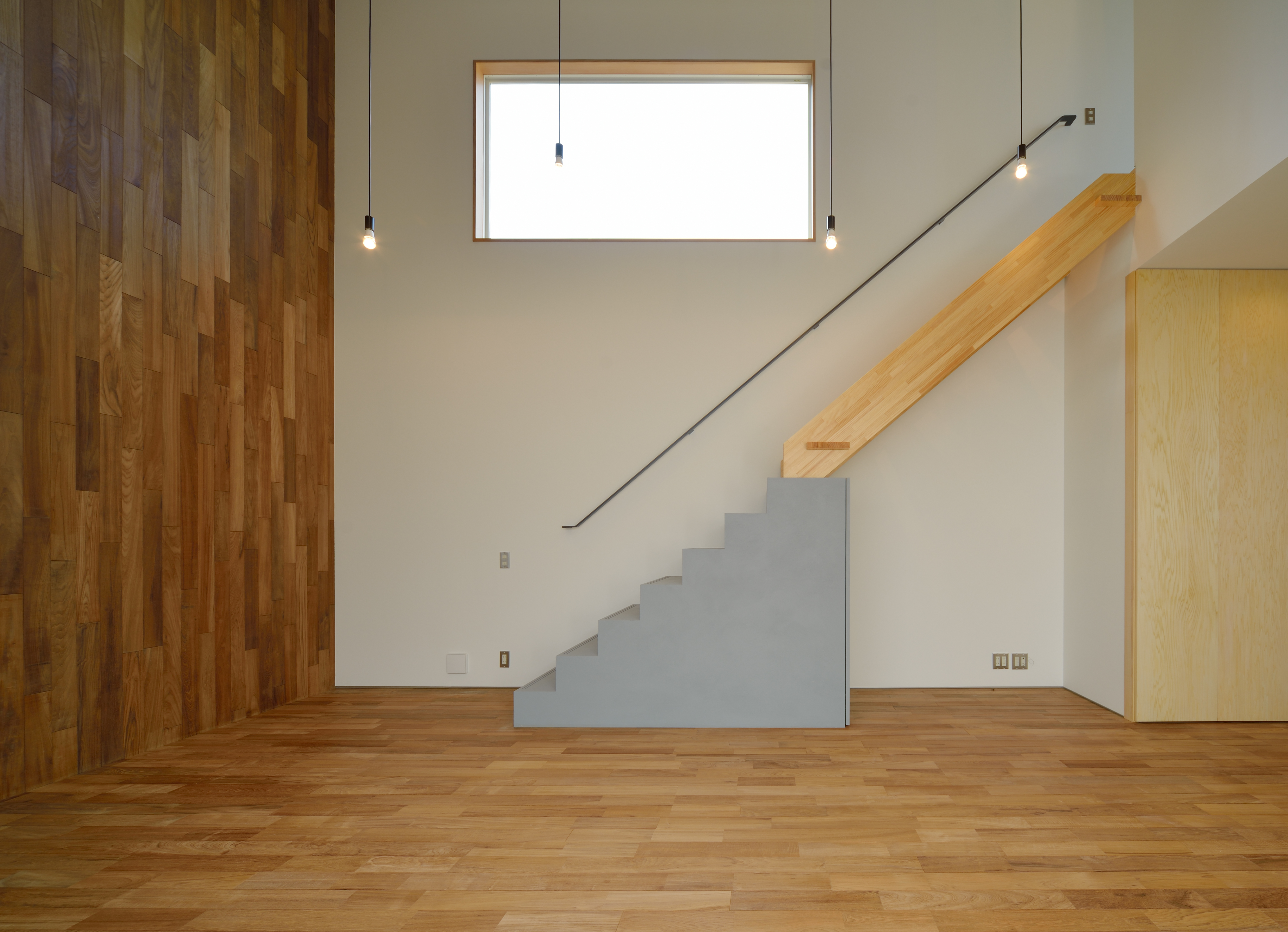 途中でテクスチャーを変えることで芸術作品のような階段