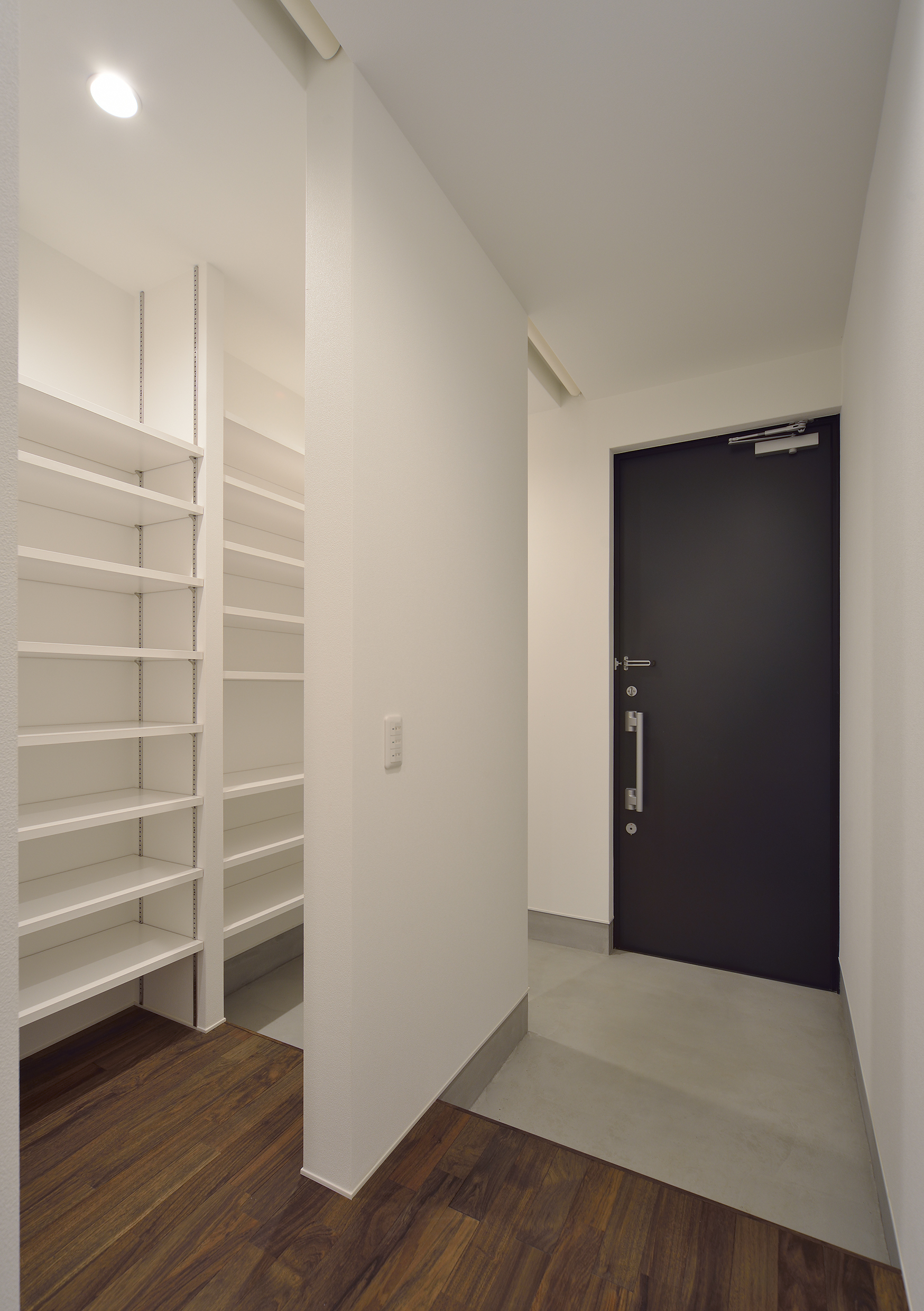 大容量のシューズスペースが用意された玄関スペース