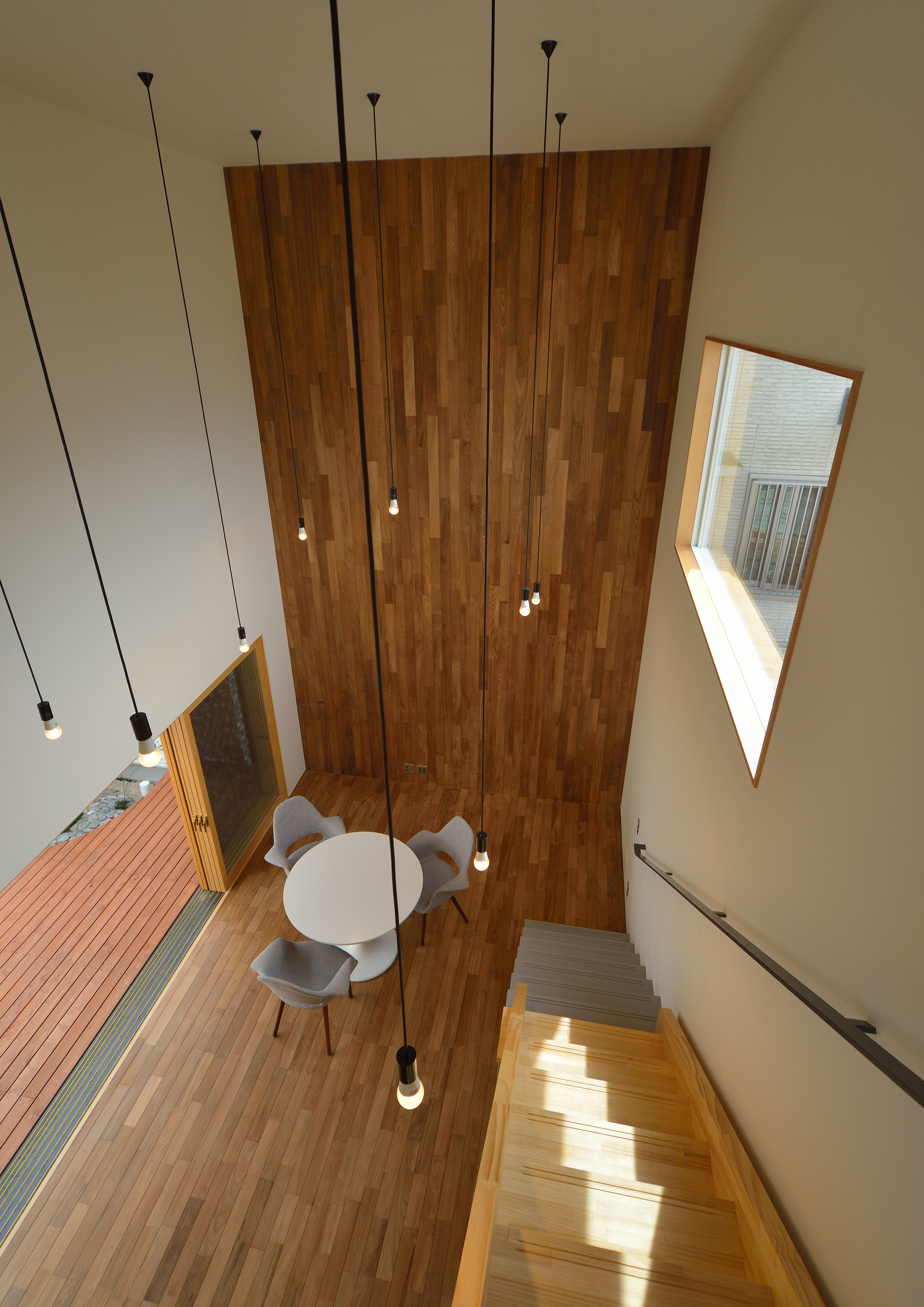 床からそびえ立つような、天井まで伸びるウッド壁