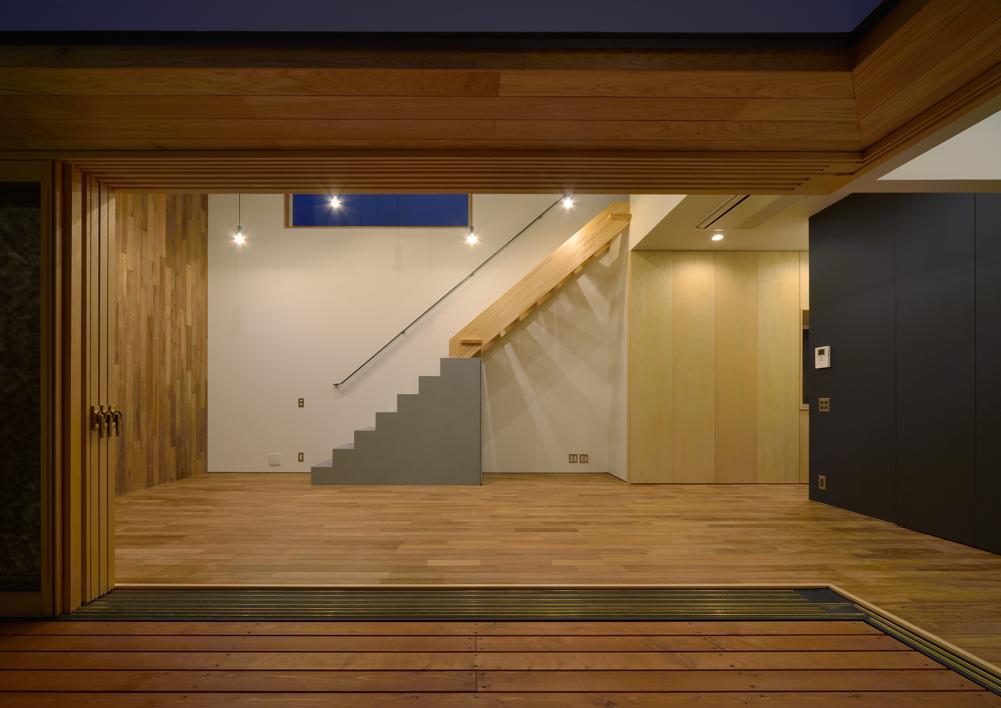 全て開口できる、納まりが美しいデザインされたＬ型木製サッシ