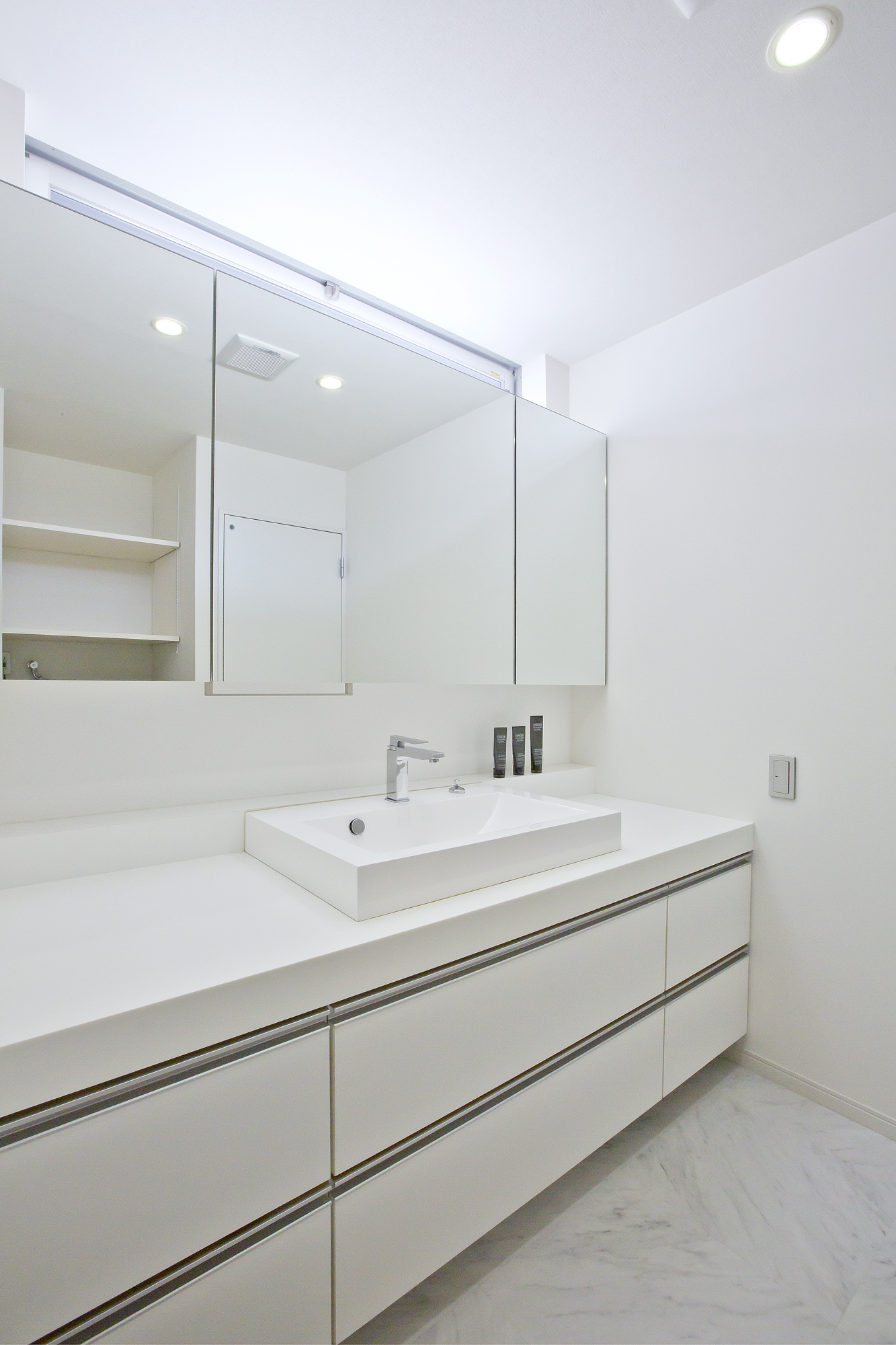 高窓を設けて換気をよくした、清潔感あふれる真っ白な洗面台