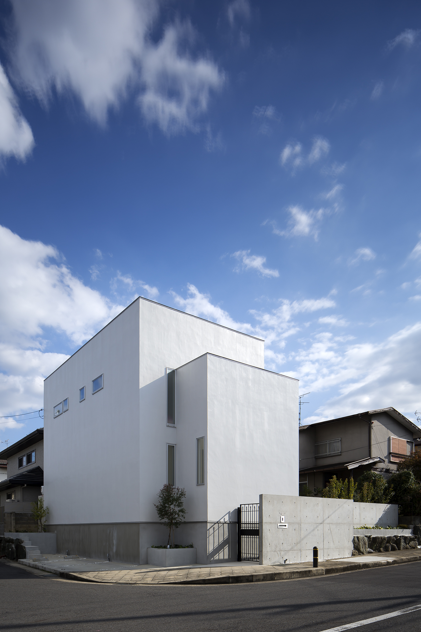 空の青さがより白さを引き立たせる外観