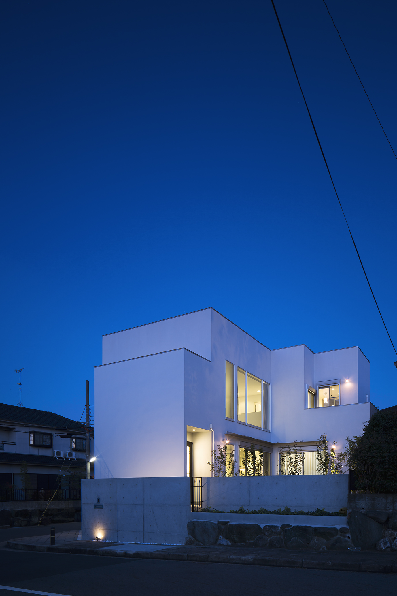 夜空に引き立つ白い建物と光が幻想的な外観