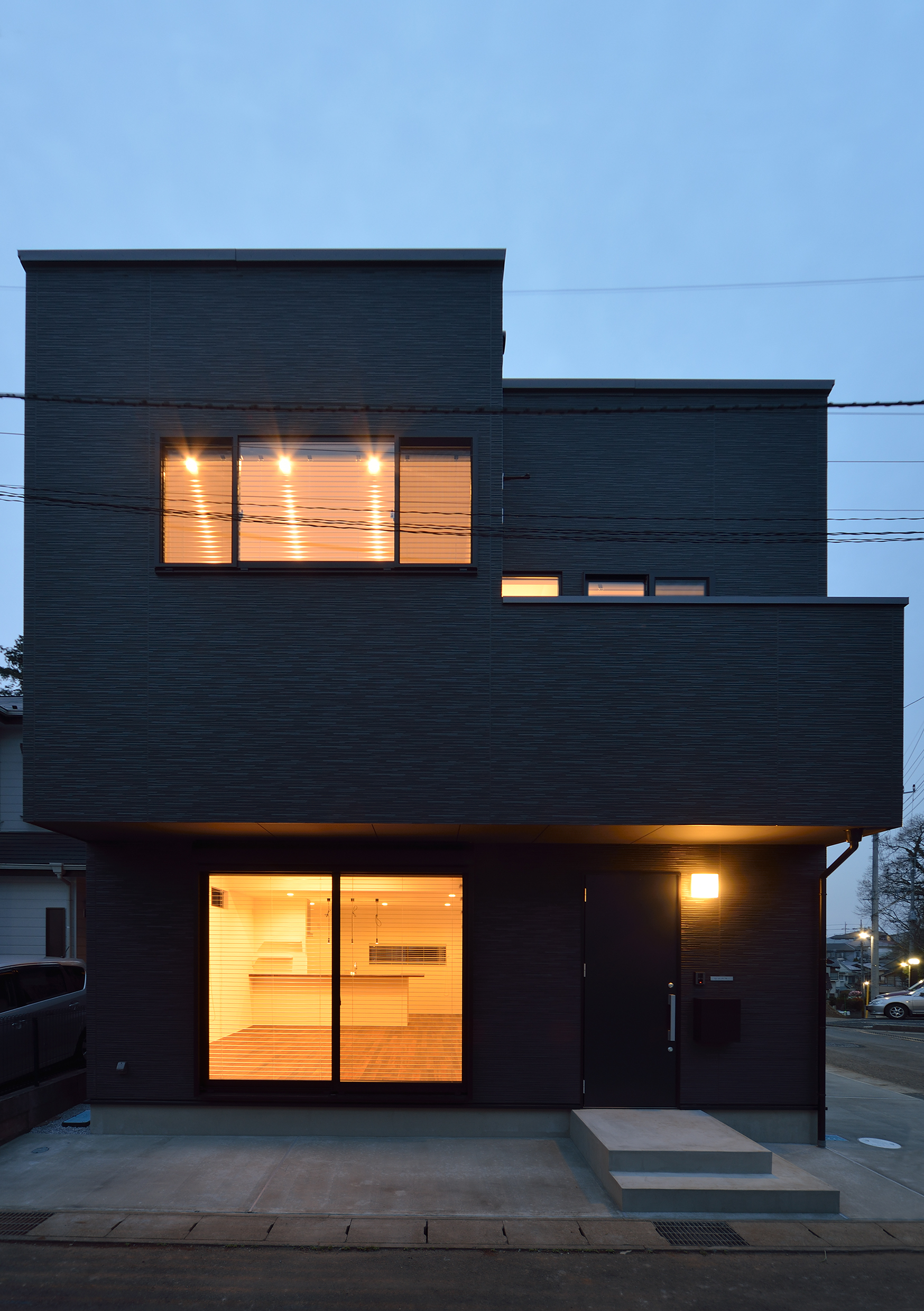 キャンチレバーを取り入れた直線的な外観が見事にマッチした外観