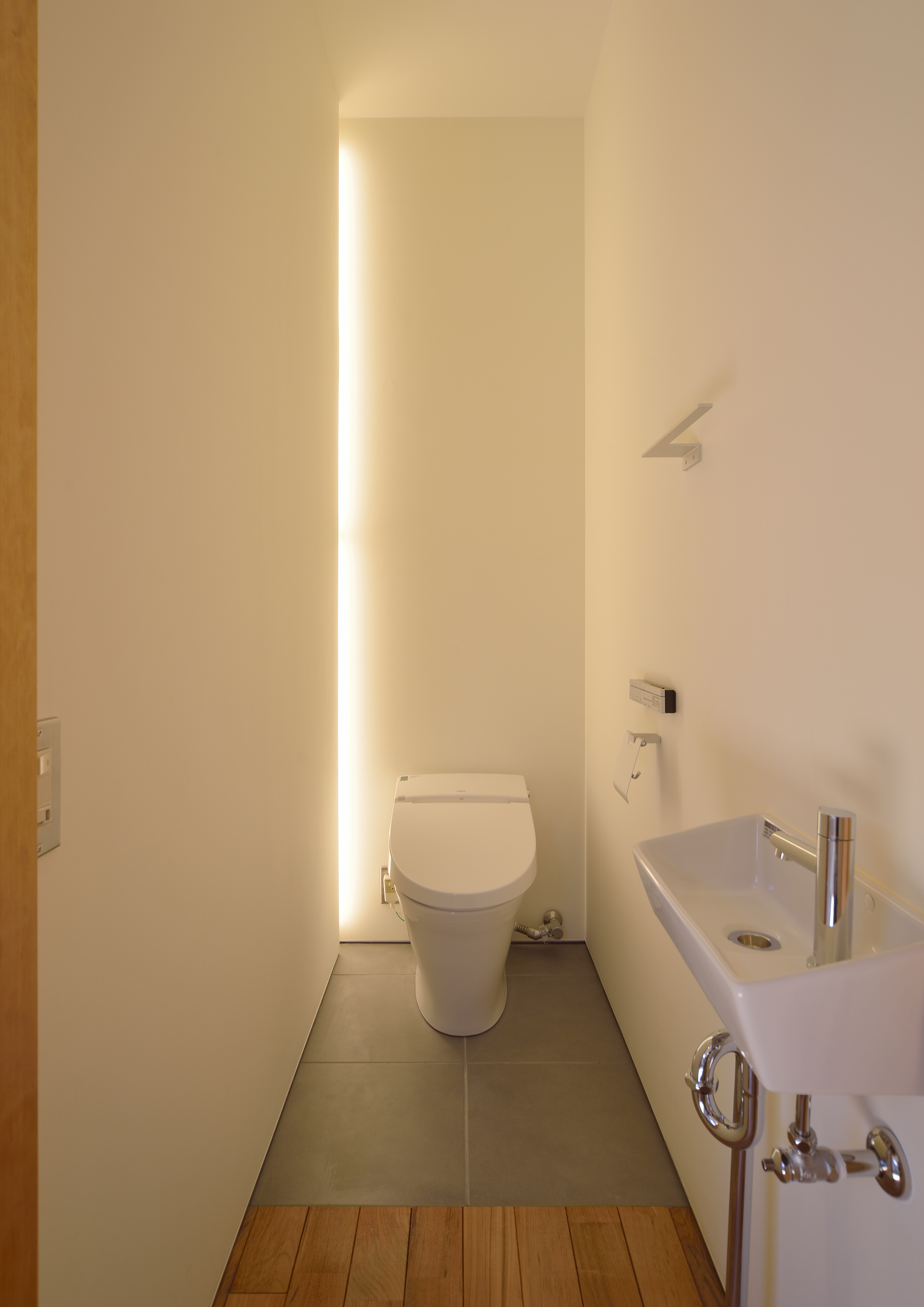 狭さを感じさせない 考え抜かれたトイレの壁面照明 Fevecasa フェブカーサ