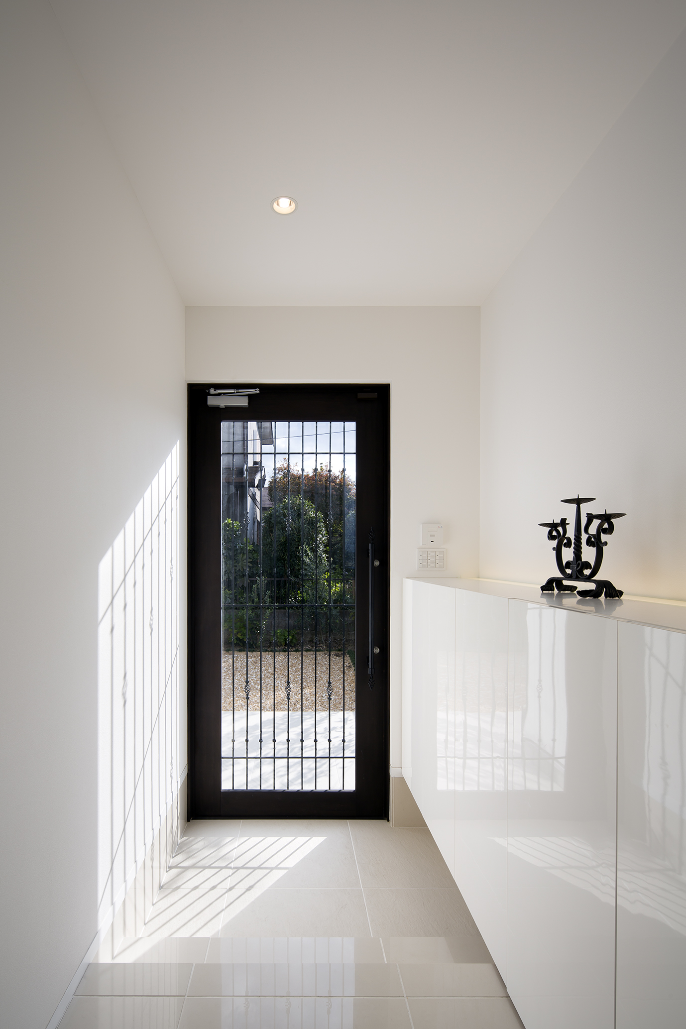 ガラスごしから客人が分かりつつ、重厚感ある玄関ドア