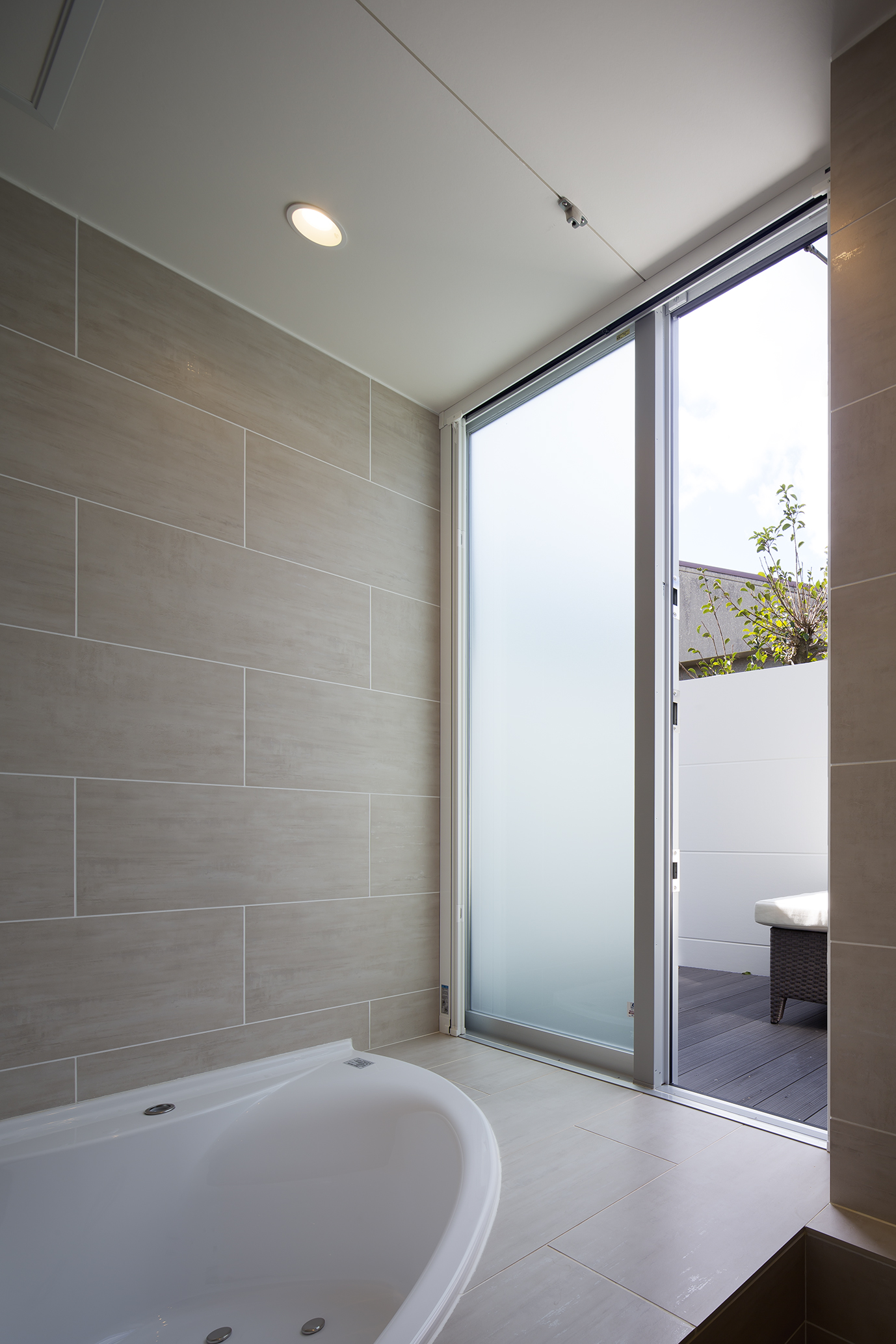 大開口の窓を設けることで、外にも出られ、リラックスできる浴室