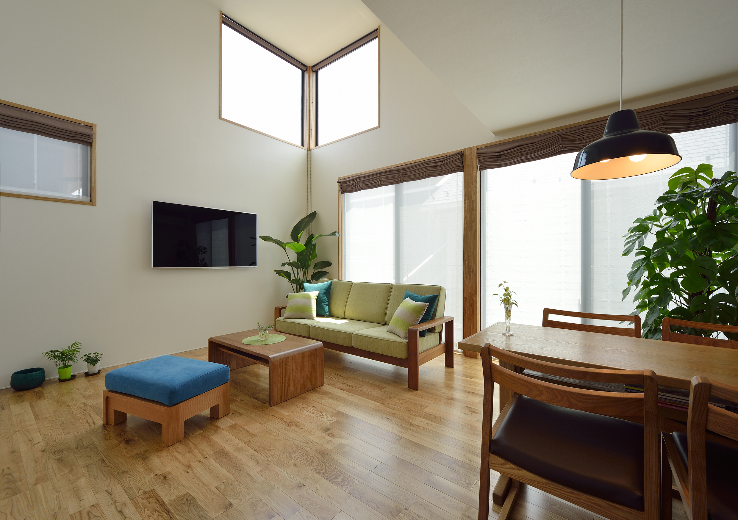 高窓からの採光がさらに部屋の空間を明るくするリビング
