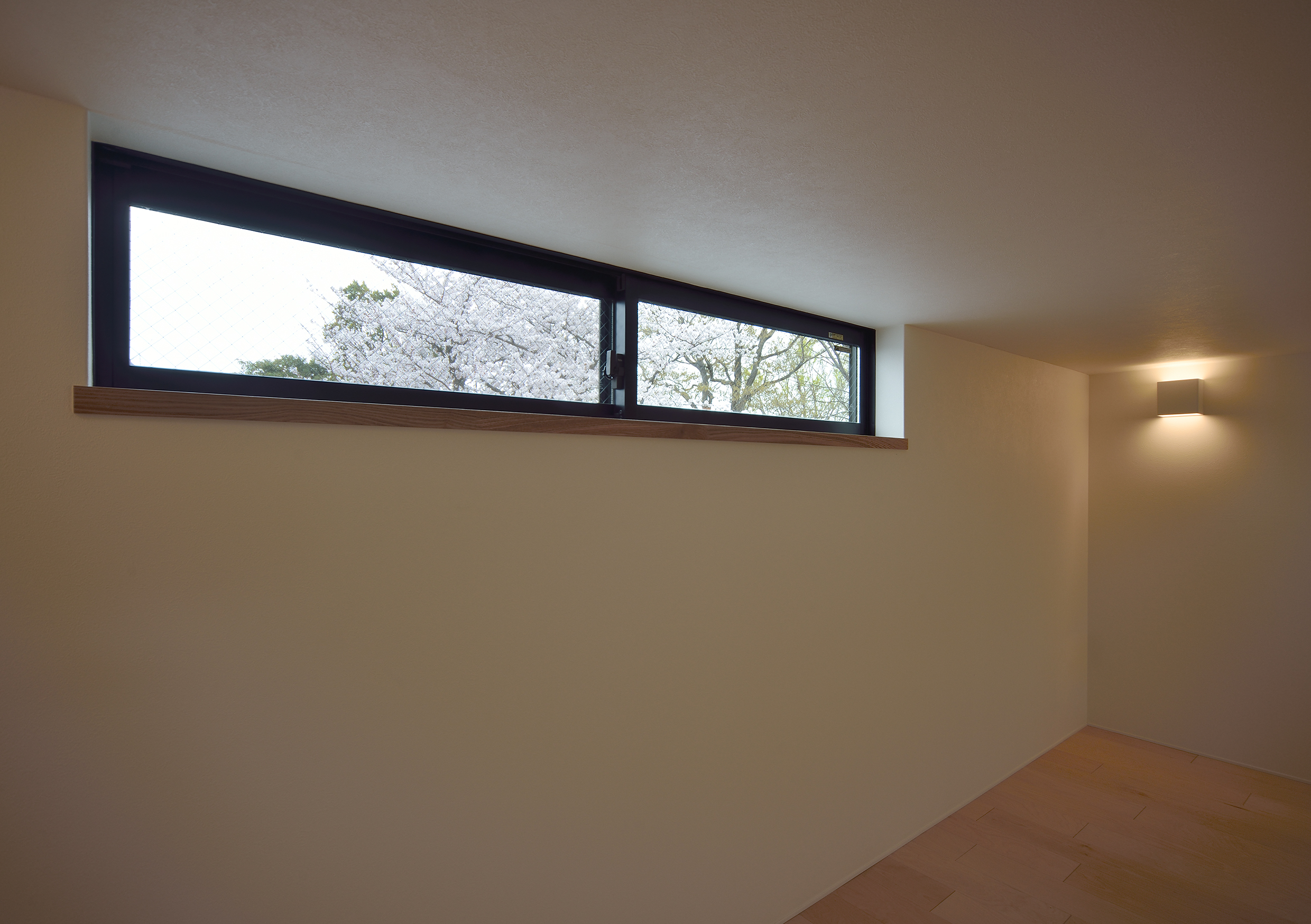 高窓から爽やかな風を感じ、景色も感じるロフト